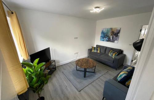 Brand New High Spec House with Parking & Wi-Fi By Home Away From Home - A - Foto 7
