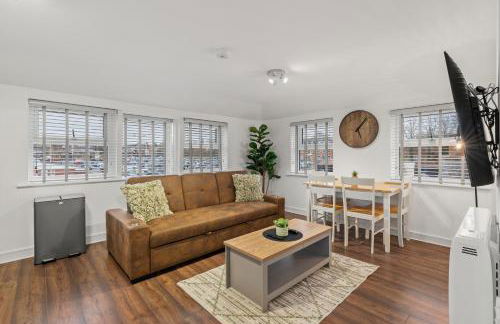 Light And Bright Apartment In The Middle Of Andover - Photo 1