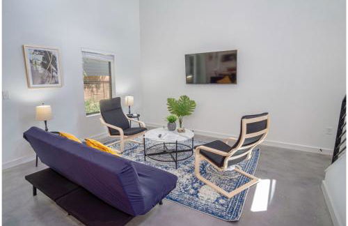 Gorgeous 3 BR 2 BA Near Amazing Downtown - Photo 10