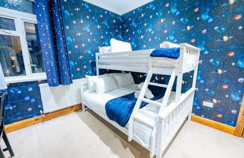 4BR 2Bath Home -Hot Tub, Free Parking & Games Room - Foto 9