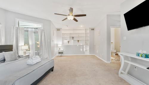 Patio Paradise Stylish 3BR Home with Gaming Room - Foto 3