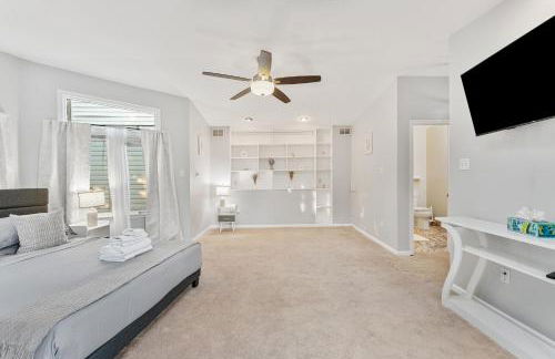 Patio Paradise Stylish 3BR Home with Gaming Room - Photo 3