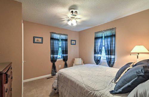 Lakefront Cottage with Private Hot Tub! - Foto 17