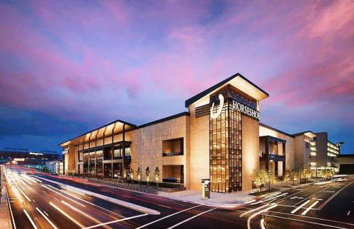 Modern Home 2BR 2BA Free Off-Street Parking & Wifi - Foto 26