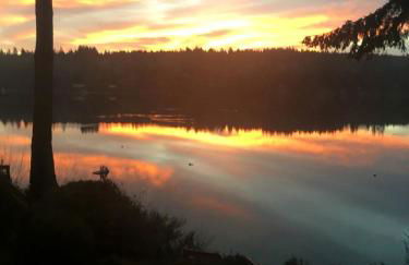 Amazing Sunrise at Coastal Luxury Cabin Rental on Herron Island with Fire Pit and Paddle Boarding near Olympia, Washington - Foto 6