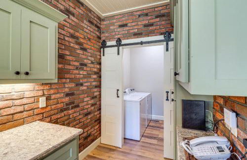 Riverfront Mountain View Cabin with Deck and Grill! - Foto 11