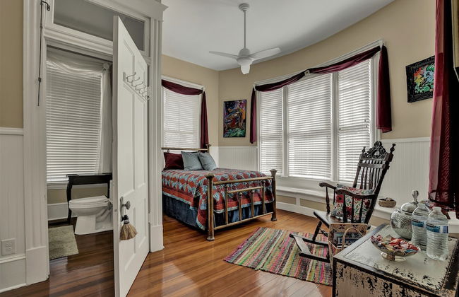 Beautiful and Unique Home With Fireplace and Pool! - Photo 4