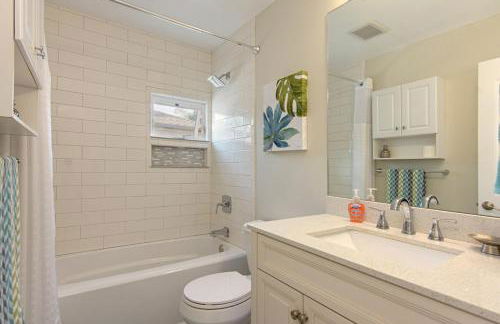 Ultimate Beach Bungalow - 1 block from beach - huge backyard - Foto 13