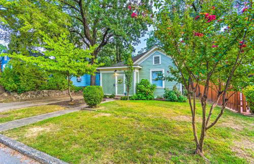 Colorful Cottage with Deck about 5 Mi to Downtown! - Foto 1
