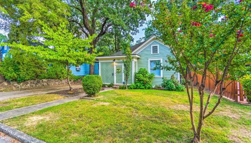 Colorful Cottage with Deck about 5 Mi to Downtown! - Foto 1