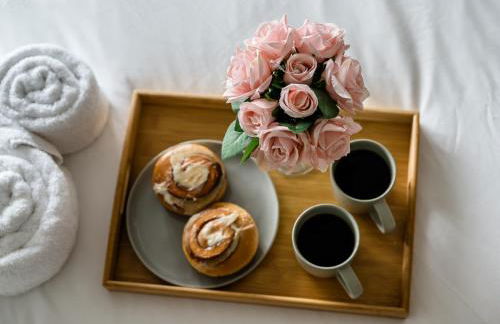 Pass The Keys Picture Perfect Haven in Didsbury Village - Free Parking & EV Station - Photo 27