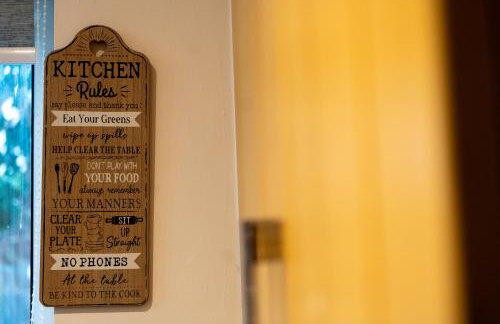 Beautiful Modern Home in London, Free Parking, Family Home, Sleeps 9, Close to Railway Station - Foto 46