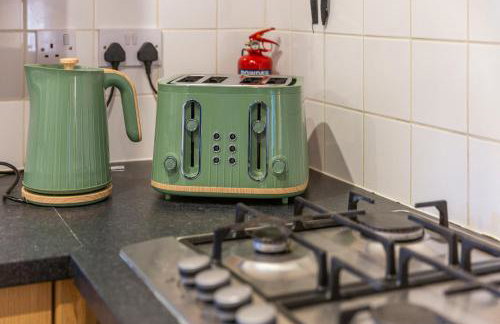 The Vogue Stay, 3 Bedrooms, 2 bathrooms, Ideal for JR & Oxford Hospitals, FREE CarPark, Conveniently located for Ring Road access, 2 miles from Oxford City Centre easy car & bus route - Foto 29