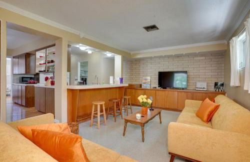 Charming Mid-Century House - Just Steps to Lake! - Foto 4