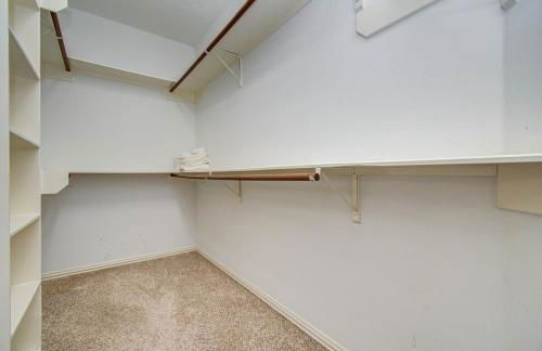 Luxury Pool Home Near Sugar Land Town Center - Photo 13