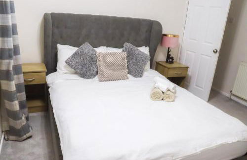 Beautiful 2 Bedroom house with big Garden & Parking fast wifi, and king size bed - Foto 16