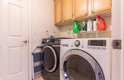 Spacious & Serene 6-Br Family Retreat in Kirkland - Photo 33