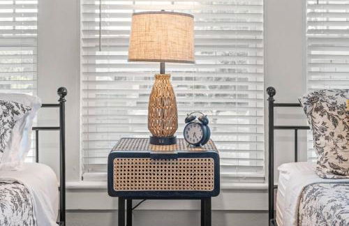 BeeKeeper's Inn - Beautifully Renovated 1929 Bungalow with 2 Bedrooms on Brick Street near Tampa's Attractions - Foto 32