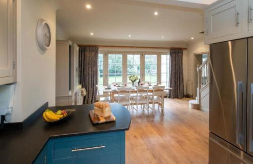 3 The Coastguards, Thorpeness - Only a stones throw from the Beach and very close to famous boating Meare, Country Club and Golf Club - Aldeburgh Coastal Cottages - Foto 4