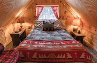 Cozy Log Cabin with an Indoor Fireplace Located on 70 Forested Acres in Leicester, Vermont - Foto 6