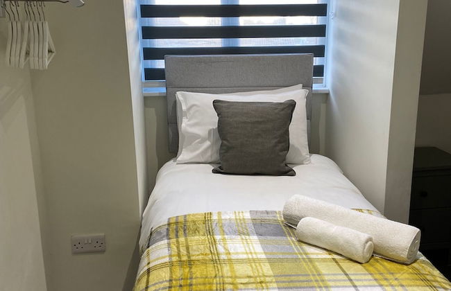 Gladstone Apartments by Bluebell Rooms - Photo 12