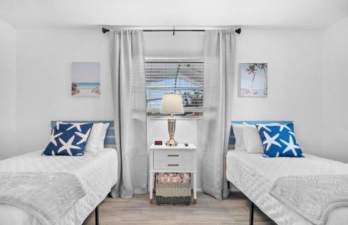 Venice Lakefront Pool Home - Photo 3