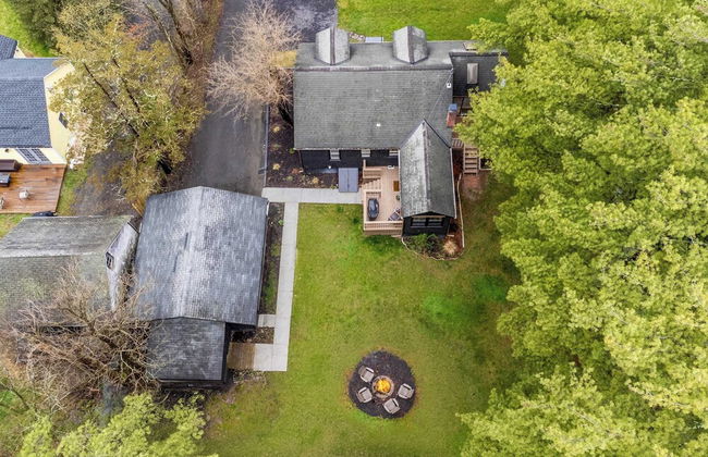 Charcoal Chalet by Avantstay A+ Design w/ Firepit - Foto 34