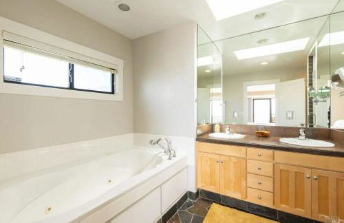 Seaside Elegance Oceanfront Escape with 3 Suites - Foto 23