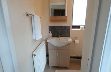 London Luxury 6 Bedroom Family House Sleeps 12 people Parking for 4 Cars Close to tube. - Foto 68