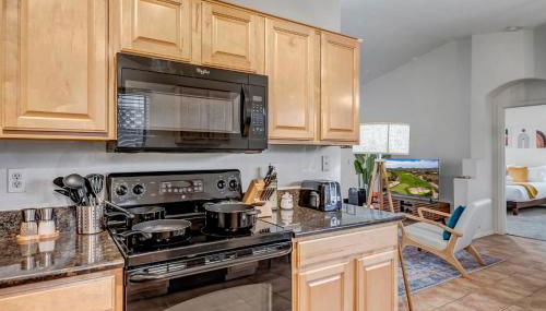 Chic Poolside Oasis - Karaoke - BBQ - Games - Foto 2, stove, pet friendly, toaster, minibar