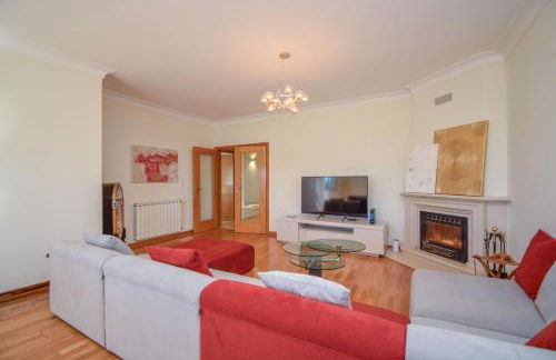 Spacious 4-Bedroom Villa with Private Heated Pool in Quinta da Beloura Sintra Ideal for Families & Long Stays - Foto 10