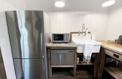 Cottage Retreat - Historic Cottage Home w Home Gym - Photo 7