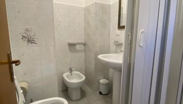 Intera casa in centro storico a 800mt dal mare - Photo 4