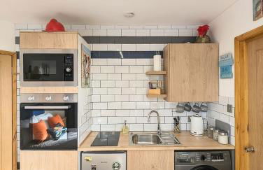 Beachside Bliss in Heart of Town - Foto 24