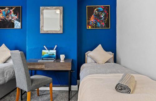Manchester Contractor House - Fast WiFi - Sleeps 7! - Foto 5