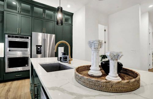 Luxury Townhouse with Fireplace Rooftop Deck Close to Downtown-Family Friendly - Foto 23