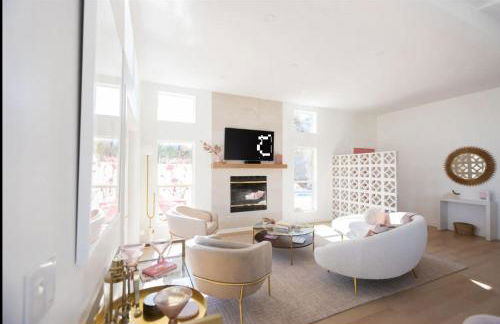 The Pink Paloma - A Barbie Inspired Villa in Palm Springs - Photo 14