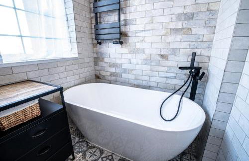 DJH Homes - Luxurious and chic 3BR Grade II Industrial House with log burner and electric blinds - JQ, Birmingham City - Foto 25