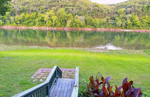 Riverfront Retreat - Right next to the White River - Foto 1