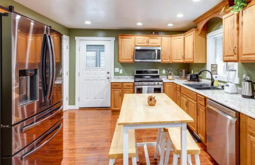 Deck with Hot Tub Ashton Cozy Cub Cabin - Foto 8