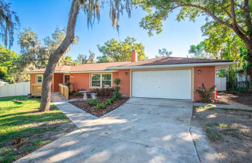 Wood Circle House - Dog Friendly with Fenced in Backyard - Foto 72