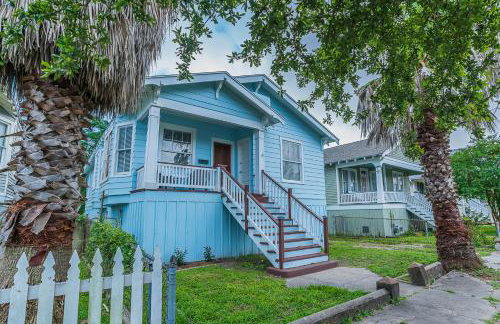 Uptown Cottage Newly Updated Home Near the Strand Galveston Harbor and UTMB - Foto 1