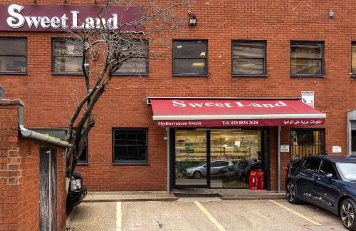 Luxurious 2 bedroom flat with parking and garden, 5 mins walk to train station and bus stop opposite property - Foto 13