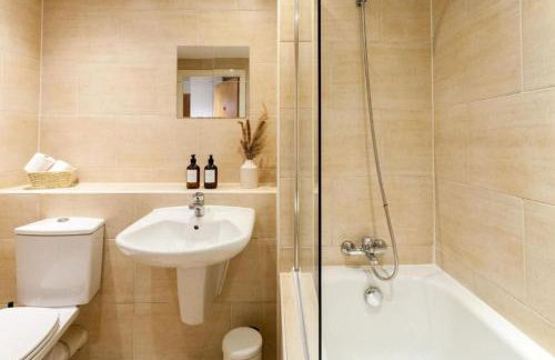 Elegant City Retreat Contemporary 2BR 2BA Netflix Included - Foto 8