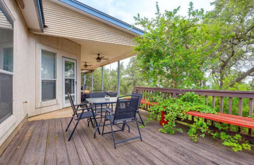 Modern Fischer House with Deck, Fire Pit and Hot Tub! - Foto 27