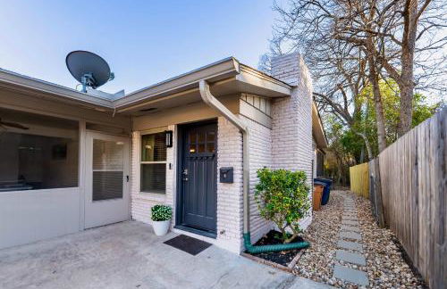1 Mi to Campus! Creekside Austin Home with Game Room - Foto 23