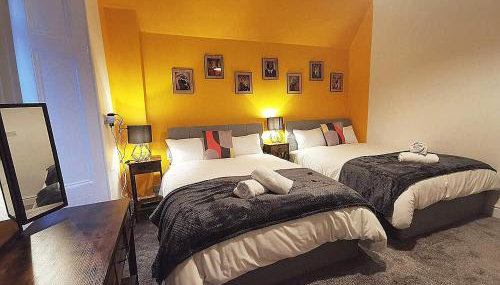 Spacious & comfy 4 bed house, 6 Beds, Free Private Parking & Wifi - Foto 3