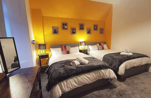 Spacious & comfy 4 bed house, 6 Beds, Free Private Parking & Wifi - Foto 3