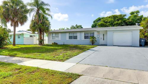 3 Mi to Riviera Beach! Group-Friendly Home with Yard - Foto 3