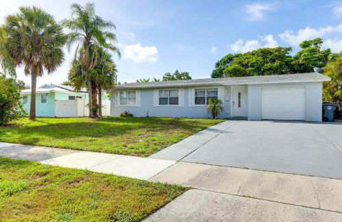 3 Mi to Riviera Beach! Group-Friendly Home with Yard - Foto 3